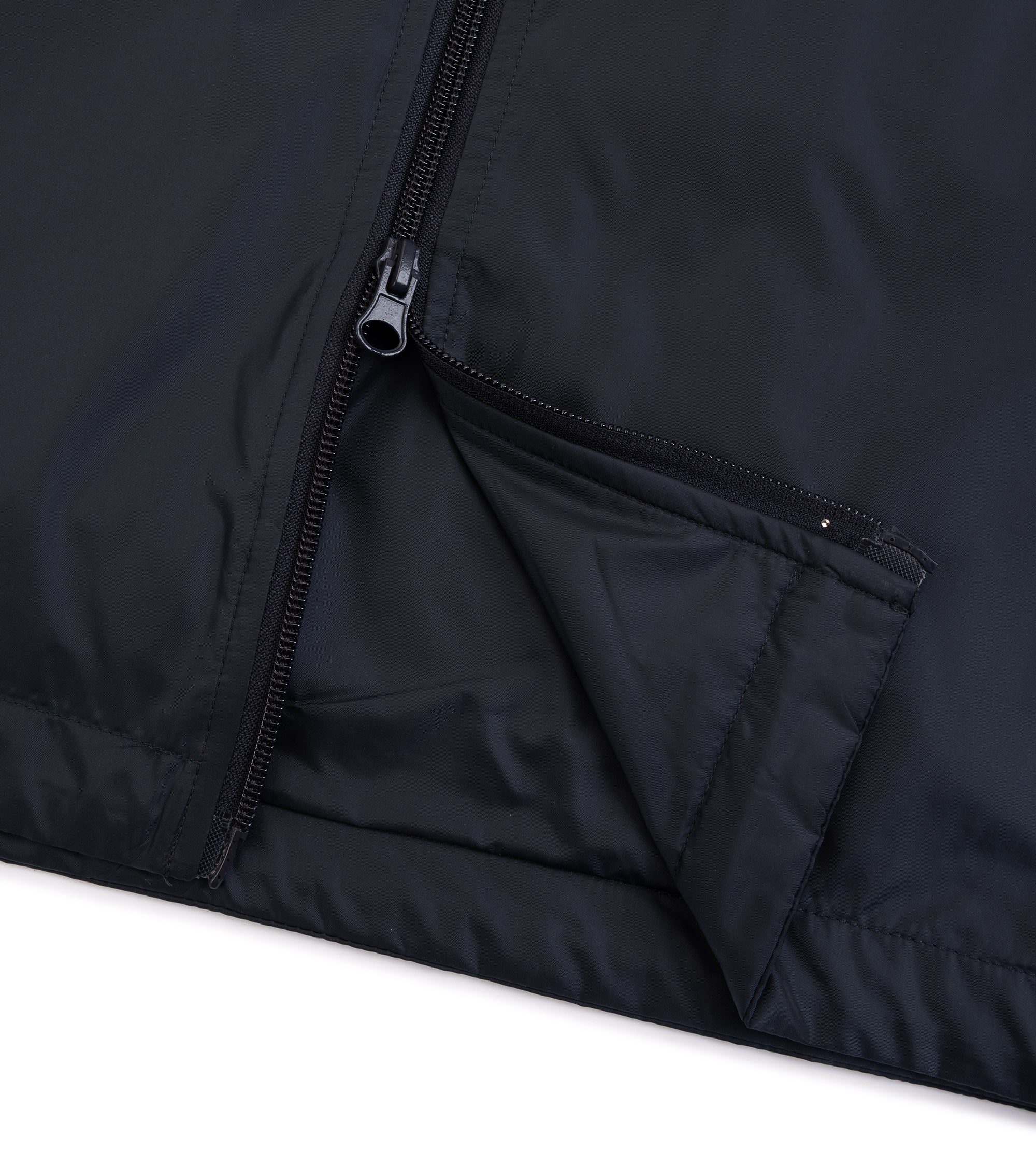 Aspesi Vernes gilet in navy nylon, close-up of the zip and hem.