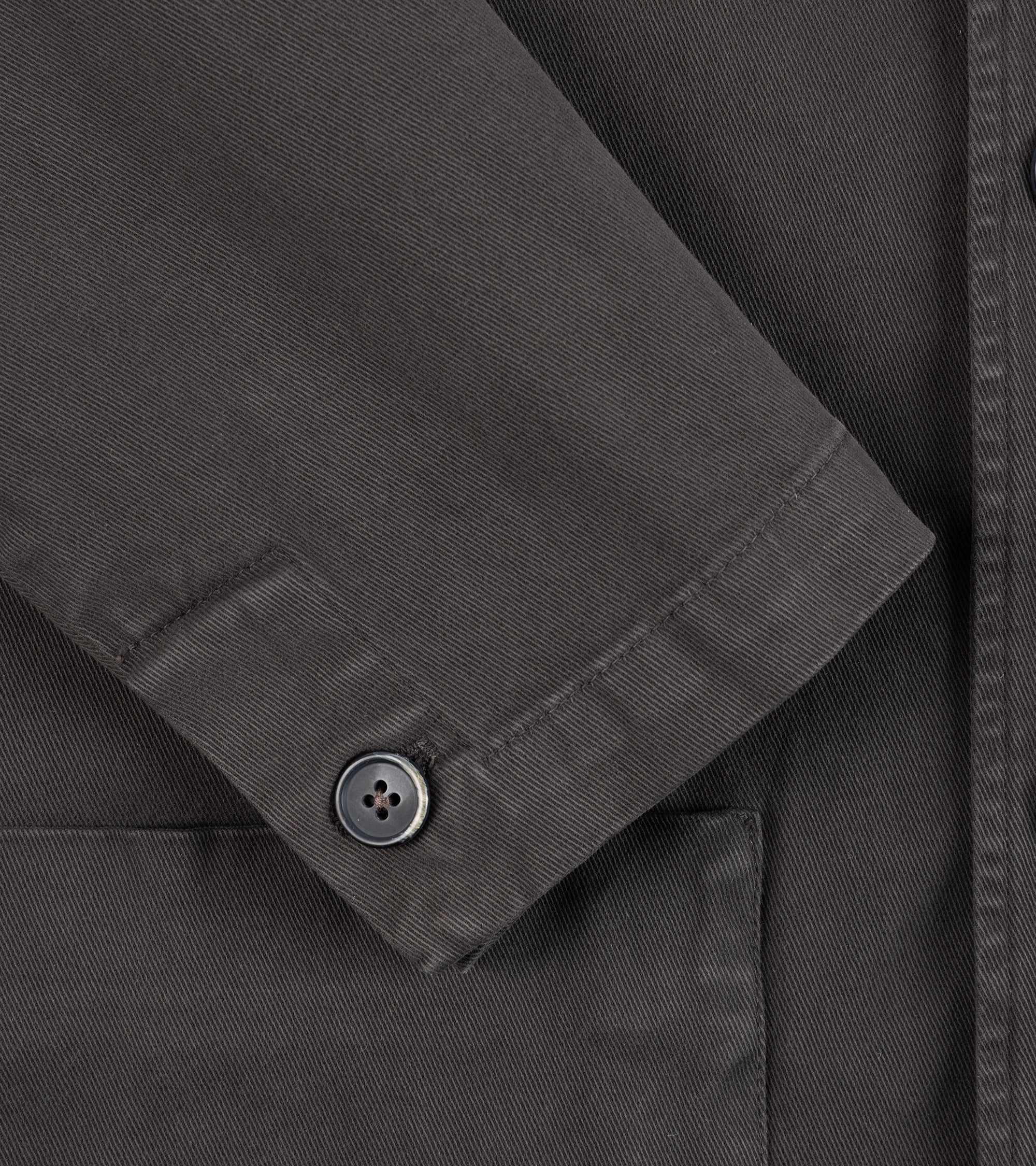 Barena cotton twill jacket in brown. Close-up of the sleeve and adjustable cuff with a single button.