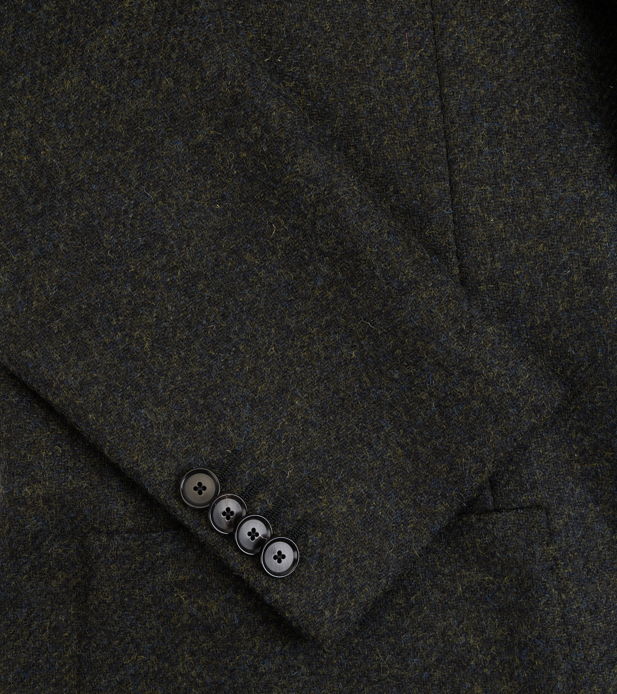 Caruso Aida jacket in green English Shetland wool, close-up of the cuff with four buttons and detail of the shetland wool fabric with a blue-green hue.