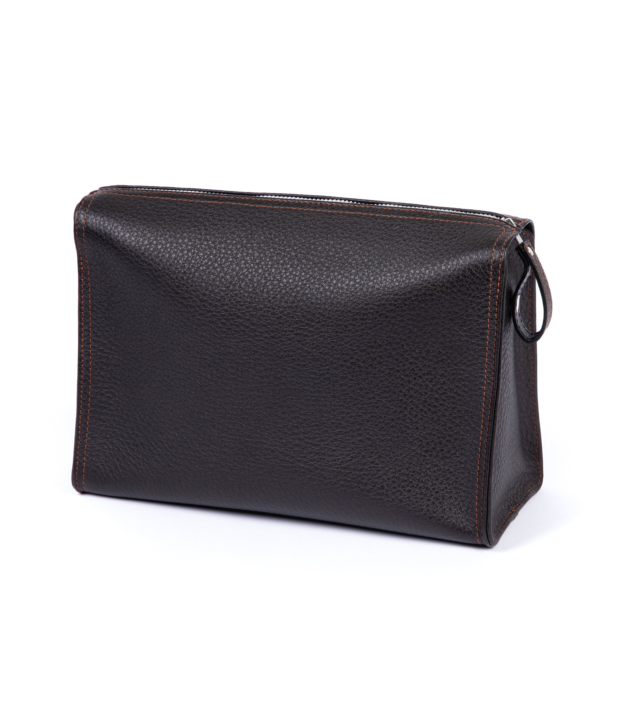 F. Hammann leather wash bag in brown, detail of the leather grain.