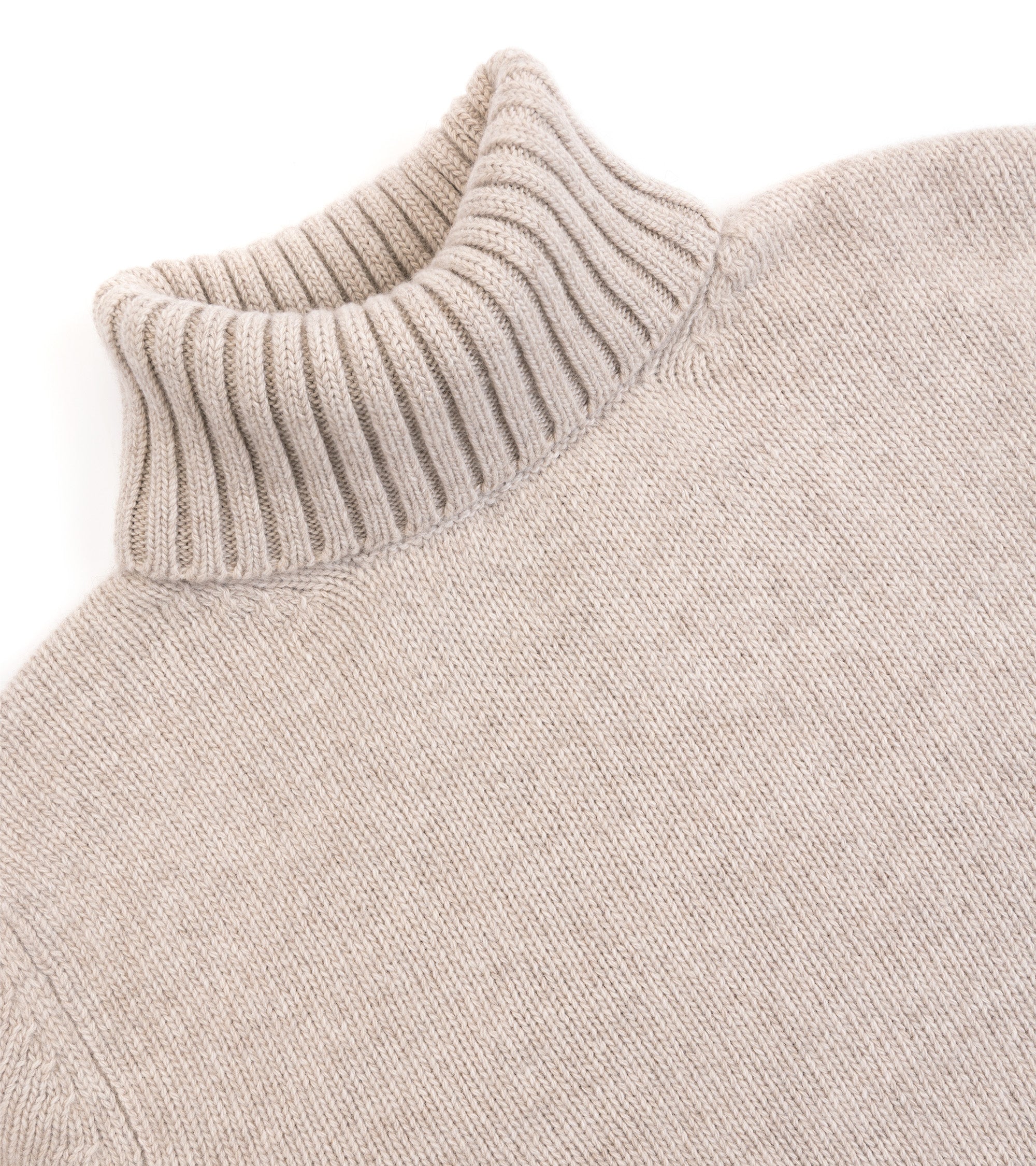 Fedeli Oslo Wool Cashmere Roll Neck Sweater in a light beige melange, close-up detail of the roll neck and wool cashmere fabric.